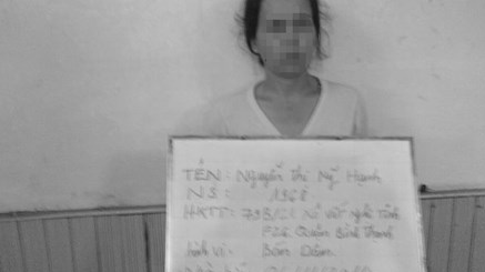 Phát hiện công an, khách mua dâm leo cửa sổ chạy thoát